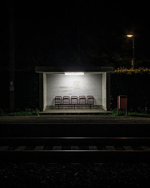 Abrit pour voyageurs sur le quai d’une gare CFL la nuit.