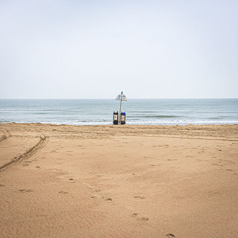 Des poubelles en plein milieu de la plage sur la côte belge