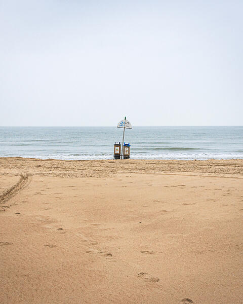 Des poubelles en plein milieu de la plage sur la côte belge