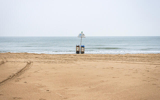 Des poubelles en plein milieu de la plage sur la côte belge