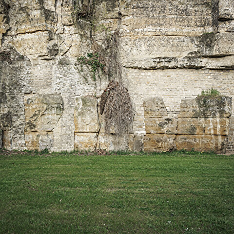 Mur rocheux surplombantune pelouse situés dans le quartier Pfaffenthal à Luxembourg.