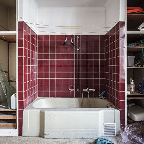 Salle de bain aux vieux carralages pourpres…