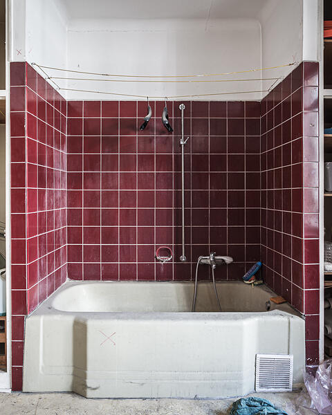 Salle de bain aux vieux carralages pourpres…