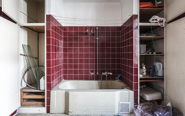 Salle de bain aux vieux carrelages pourpres