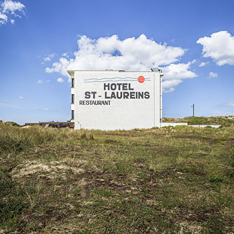 Façade latérale et le logo de l'hotel restaurant Sint-Laureins à Westende.