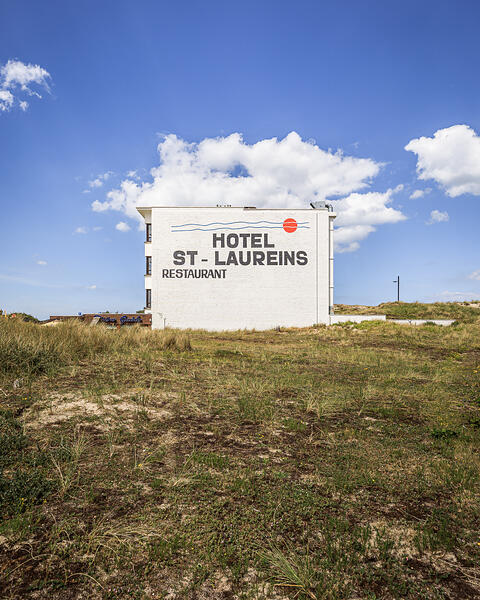 Façade latérale et le logo de l'hotel restaurant Sint-Laureins à Westende.