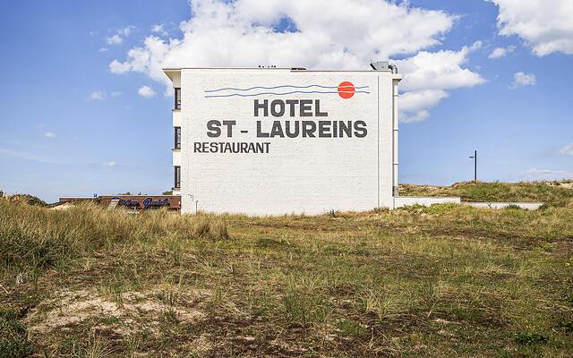 Façade latérale et le logo de l'hôtel-restaurant Sint-Laureins à Westende.