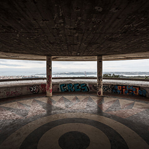 Vue le Pont du 25 Avril depuis le Mirador panoramique de Monsanto à Lisbonne...